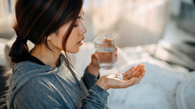 Jodtabletten von junger Frau eingenommen