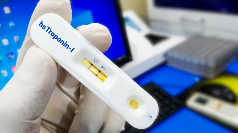 Schnelltestkassette für hochempfindliches Troponin I mit positivem Ergebnis