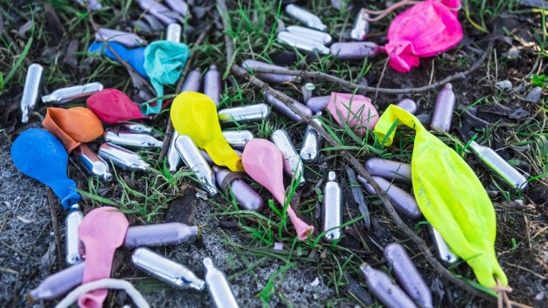 Kartuschen und Luftballons auf einer Wiese