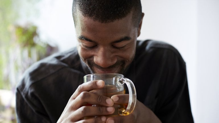 Was tun gegen Magenkrämpfe? Teetrinken kann helfen