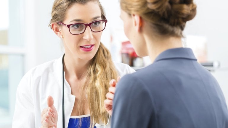 Man sieht eine Ärztin im Gespräch mit einer Patientin.