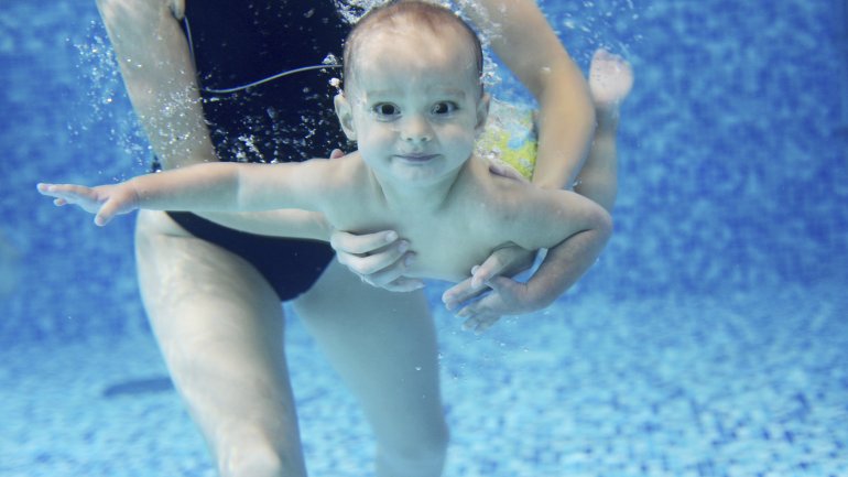 Mutter und Kind beim Babyschwimmen