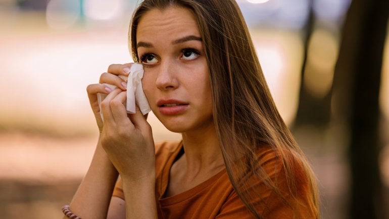 Vermehrter Tränenfluss kann Symptom einer Bindehautentzündung sein