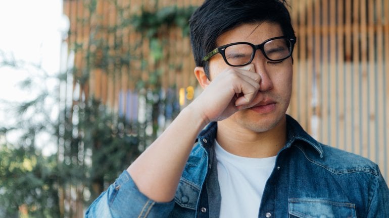 Symptom bei Bindehautentzündung: Fremdkörpergefühl im Auge