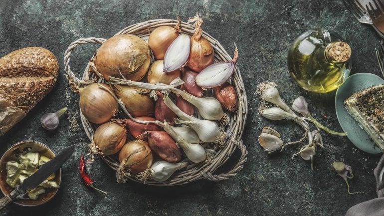 Zwiebeln und Knoblauch sind blähende Lebensmittel