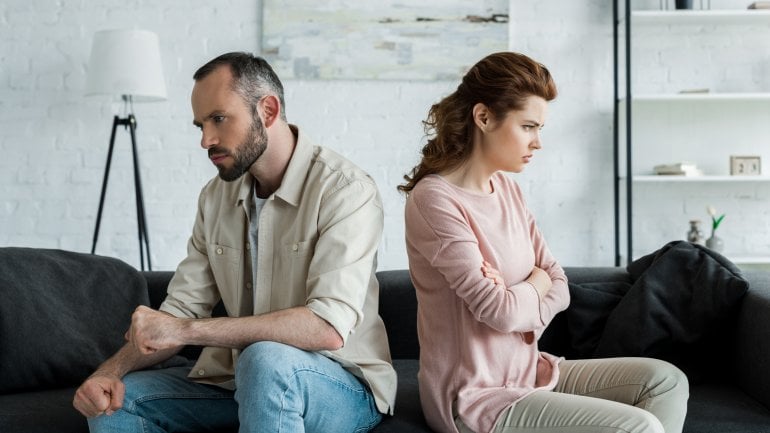 Mann und Frau im Streit voneinander abgewandt.