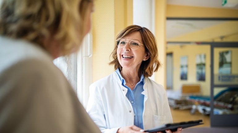 Eine Ärztin spricht mit einer Patientin