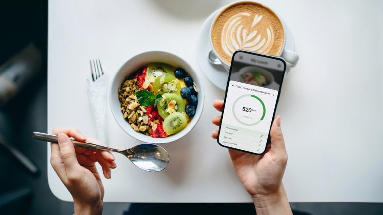 Kalorien zählen: Obst mit Joghurt und Kaffee