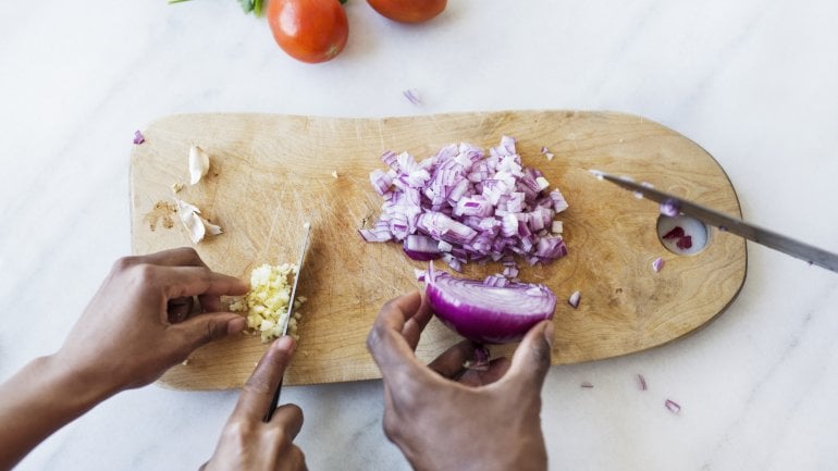 Zwiebeln und Knoblauch sind entzündungshemmende Lebensmittel