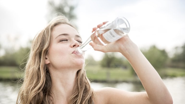 Ernährung bei Endometriose: Viel trinken