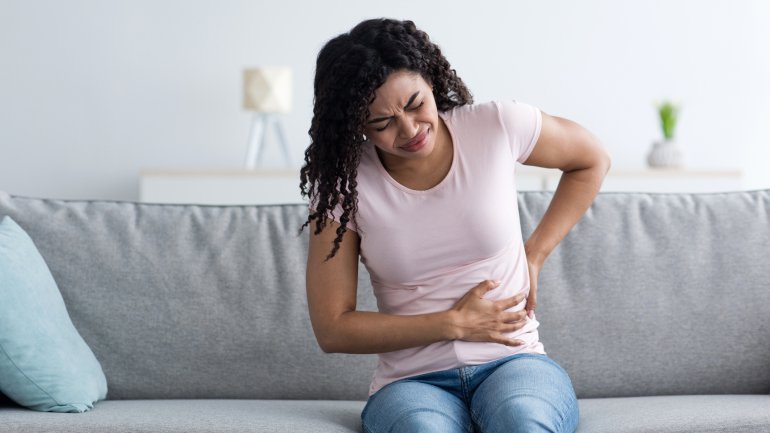 Endometriose: Schmerzen im Rücken, Bauch und Becken sind Symptome