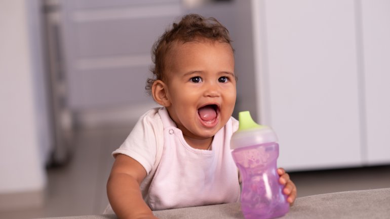 Ab wann dürfen Babys Wasser trinken?