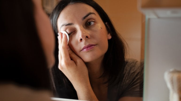 Ergänzend zu Hausmitteln: Kein Make-up bei Gerstenkorn