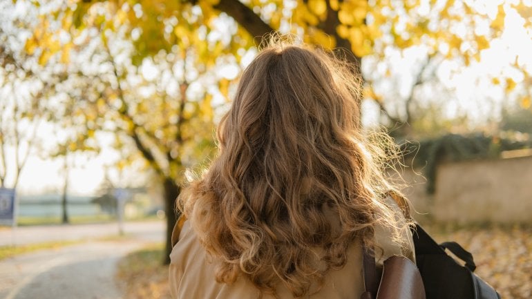 Haarausfall im Herbst: Spielt die Jahreszeit eine Rolle?