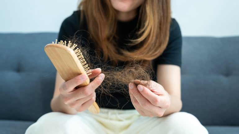 Welche Vitamine fehlen bei Haarausfall?