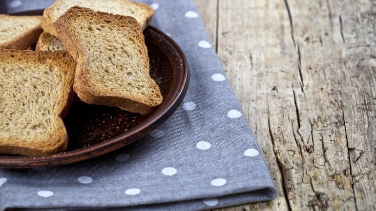 Zwieback und Weißbrot: Was essen bei Übelkeit?