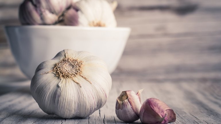 Knoblauch: Hausmittel gegen Ohrenschmerzen