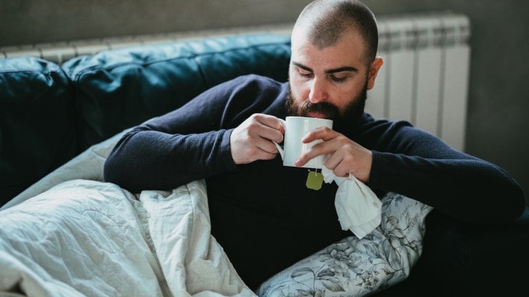 Einfaches Hausmittel: Viel trinken bei Ohrenschmerzen