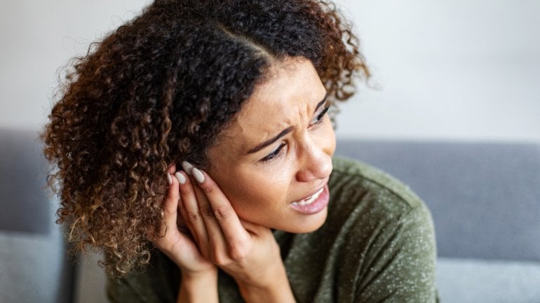 Knubbel hinter dem Ohr durch Mastoiditis