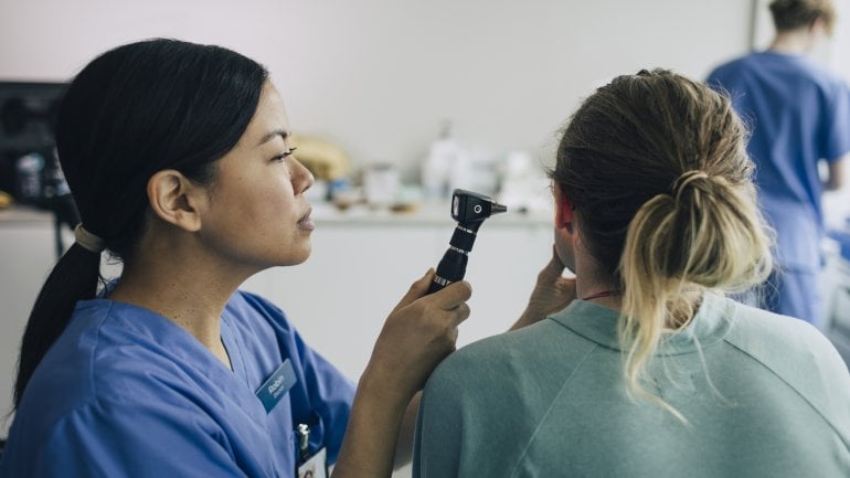 Knubbel hinter dem Ohr oder am Ohrläppchen kann Keloid sein