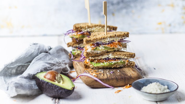 Frühstücksidee: Avocado-Frischkäse-Stulle zum Frühstück