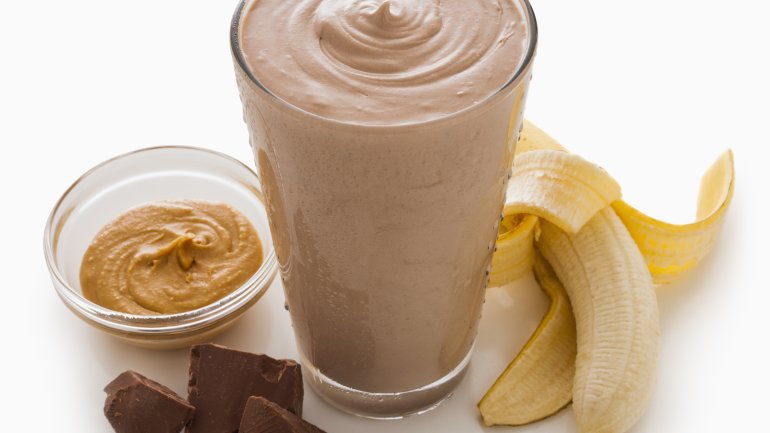 Erfrischendes Frühstück: Mokka-Erdnussbutter-Smoothie