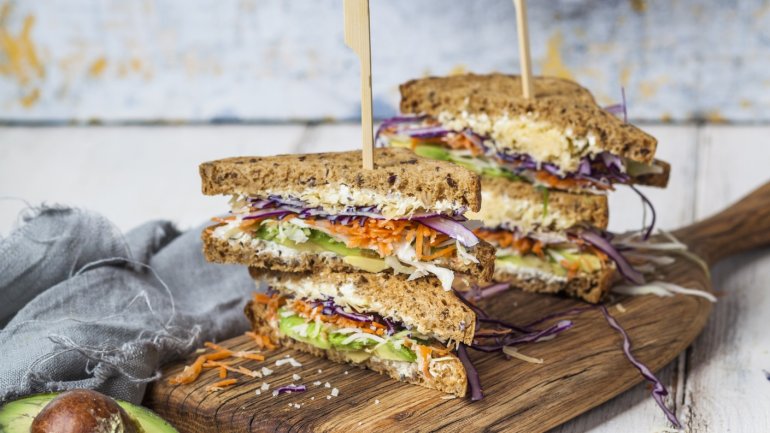 Zubereitung: Brot mit Avocado und Frischkäse