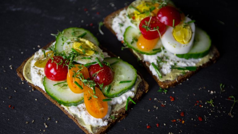 Vollkornbrot mit Tomate, Gurke und Ei: So geht&#039;s!