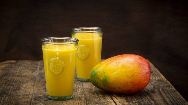 Zubereitung des erfrischenden Mango-Lassi