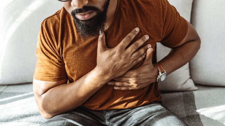 Symptome bei Lungenembolie: Schmerzen in der Brust