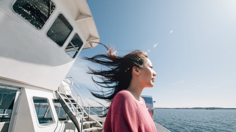 Seekrankheit: Bei Reiseübelkeit auf dem Schiff an Deck bleiben