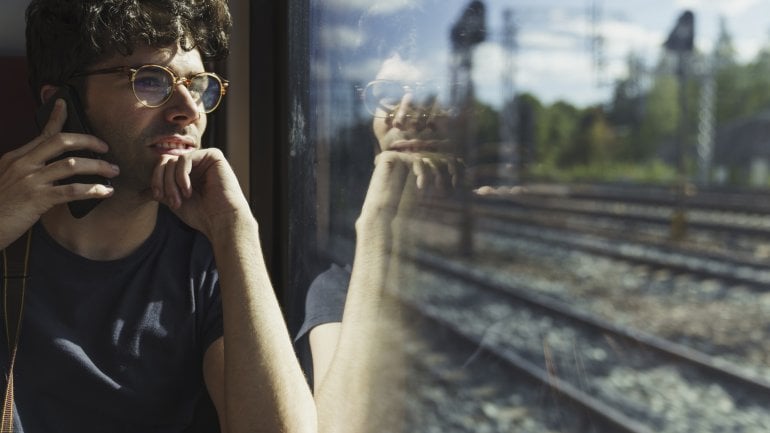 In der Bahn bei Reiseübelkeit in Fahrtrichtung sitzen