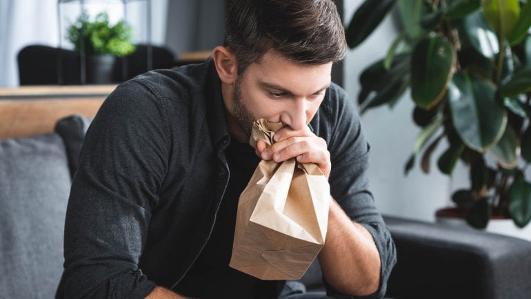 Was hilft gegen Schluckauf? In eine Papiertüte atmen