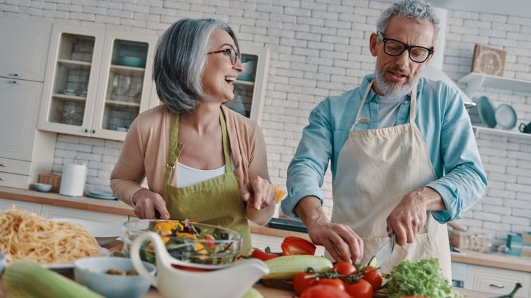 Was hilft gegen Schnarchen? Leichtes Abendessen!