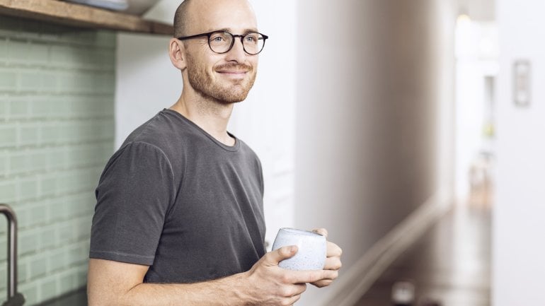 Androgenetische Alopezie: Junger Mann mit Haarausfall 