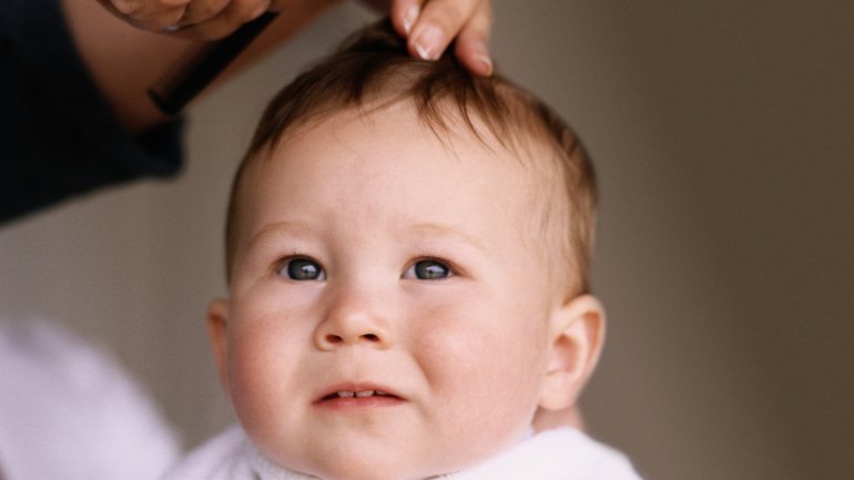 Kind bekommt die Haare geschnitten