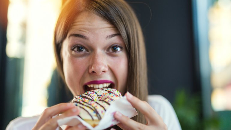 Frau hat Heißhunger auf Süßes