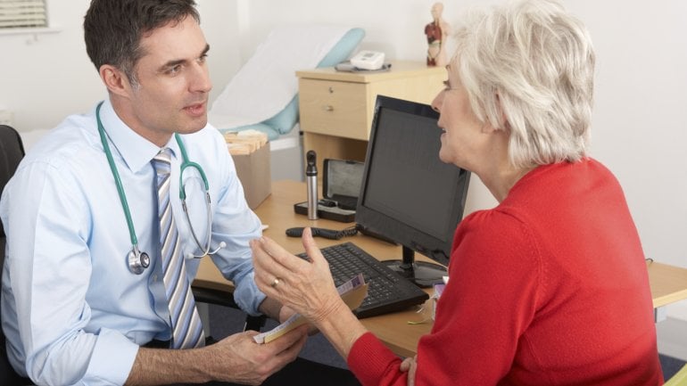 Man sieht einen Arzt im Gespräch mit einer Patientin.