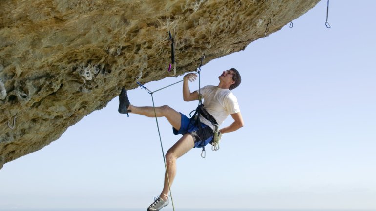 Das Bild zeigt einen Kletterer am Felsen.