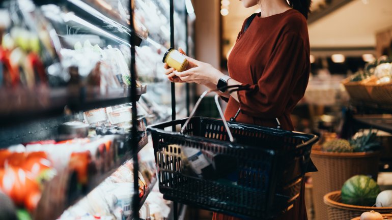 Lebensmittelallergie: Frau liest Inhaltsstoffe eines Produkts