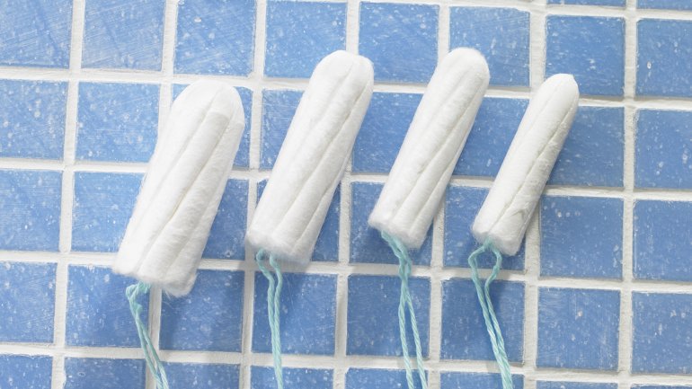 Das Bild zeigt vier Tampons in verschiedenen Größen.