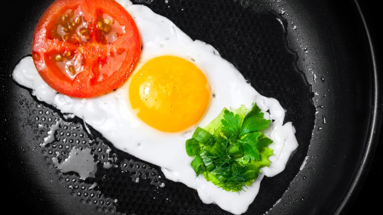 Ein Spiegelei bildet mit Tomate und Petersilie eine Lebensmittelampel