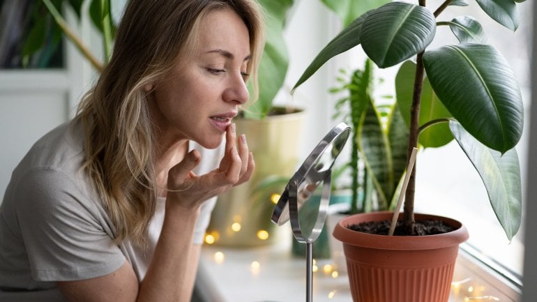 Verfärbte Nägel oder Lippen als Symptom bei Corona