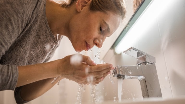 Was tun bei Panikattacke? Sinne mit kaltem Wasser reizen