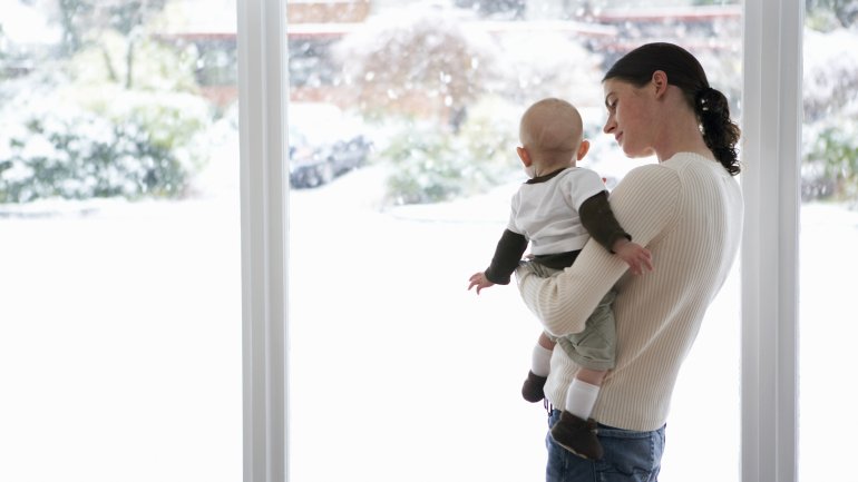 Eine Mutter mit Baby auf dem Arm.