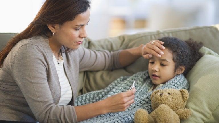 Ringelröteln: Mutter misst bei einem Kind Fieber