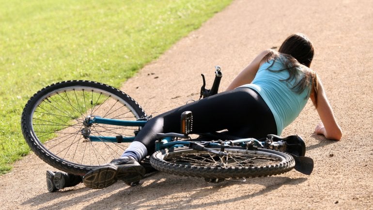 Junge Frau ist vom Fahrrad gestürzt.