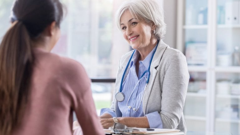 Eine Gynäkologin/Ärztin berät eine Patientin.