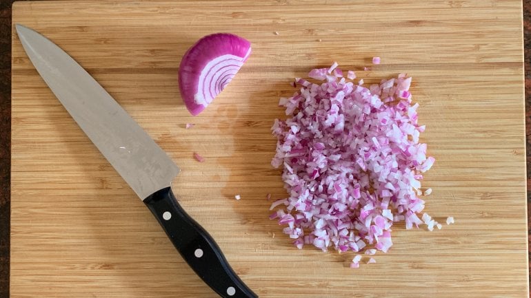 Aufgeschnittene Zwiebel als Hausmittel gegen Schnupfen