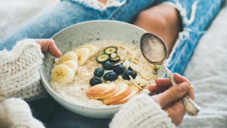 Schonkost in Form von Porridge mit Obst